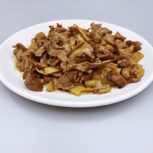 84. Ternera con bambú y setas chinas