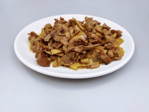 84. Ternera con bambú y setas chinas